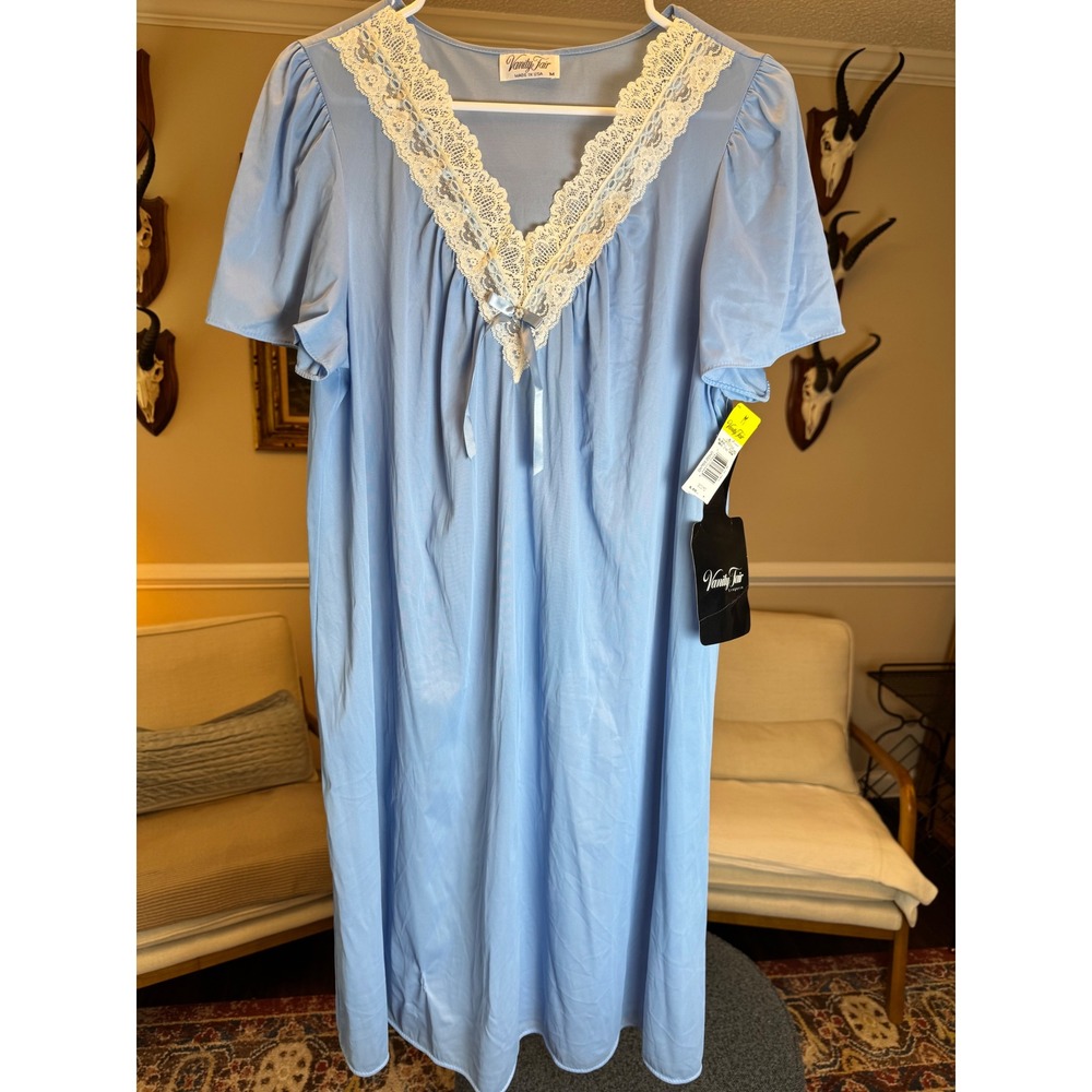 VTG Vanity Fair Bluebell Lace Trim Nightgown V-Neck Short Sleeve Grandmacore
